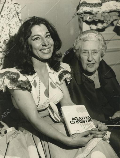 La escritora británica Agatha Christie con La Camboria en Londres en 1967